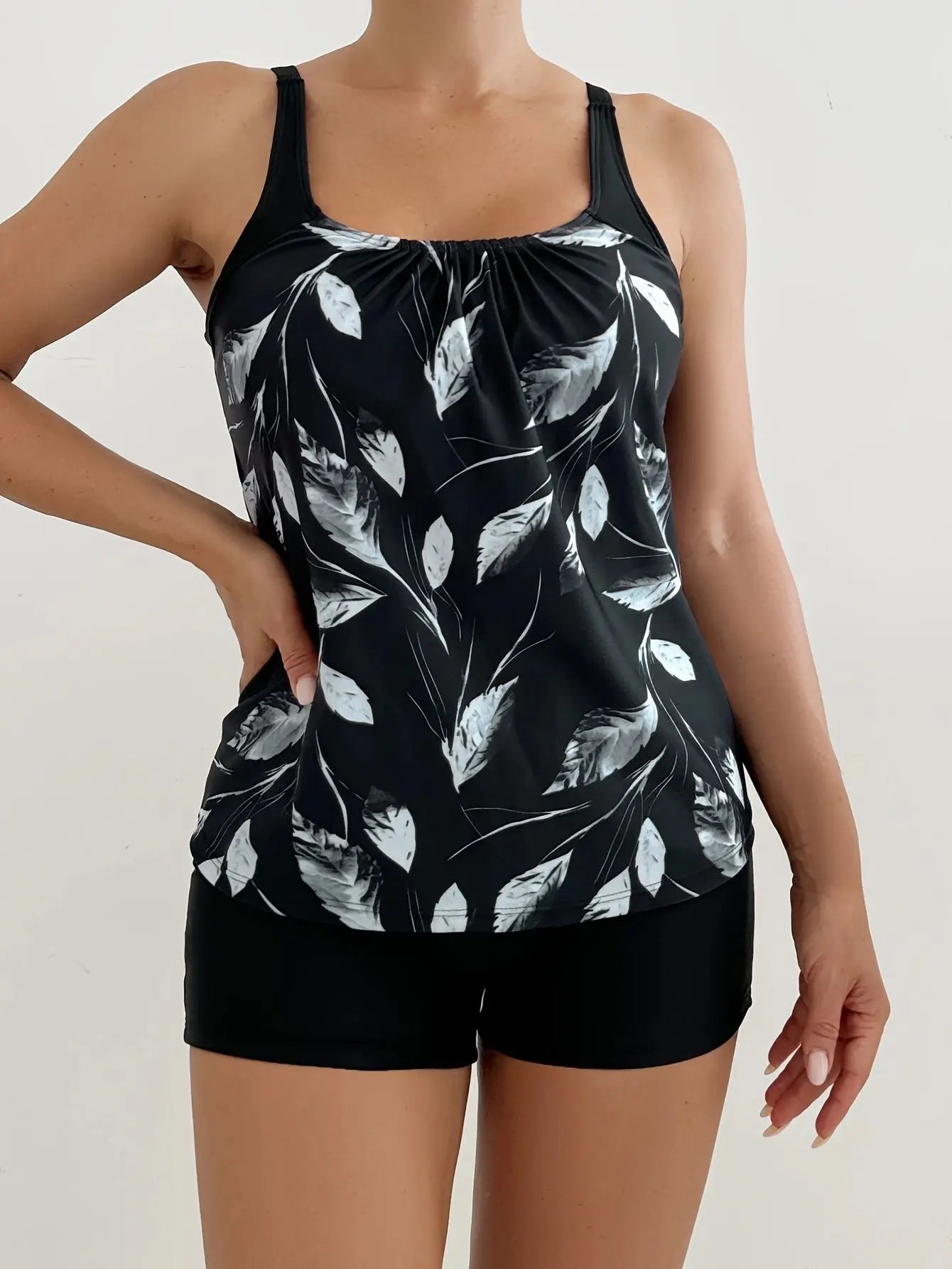 Maillot de bain deux pièces pour femme: culotte taille haute à imprimé floral, en polyester, idéal pour la natation et les sports nautiques. Design sobre.