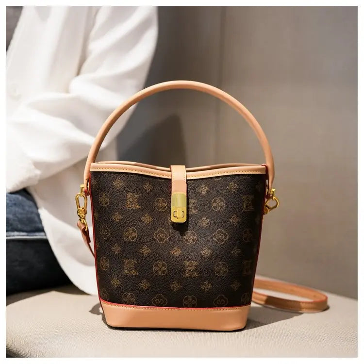 Sac bandoulière de luxe pour femme en cuir premium, inspiré du style parisien vintage chic. Élégant et spacieux, il est parfait au quotidien.