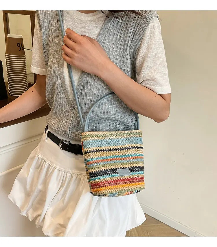 Sac bandoulière en cuir de luxe pour femme, style classique et élégant, signé Paris, style vintage.