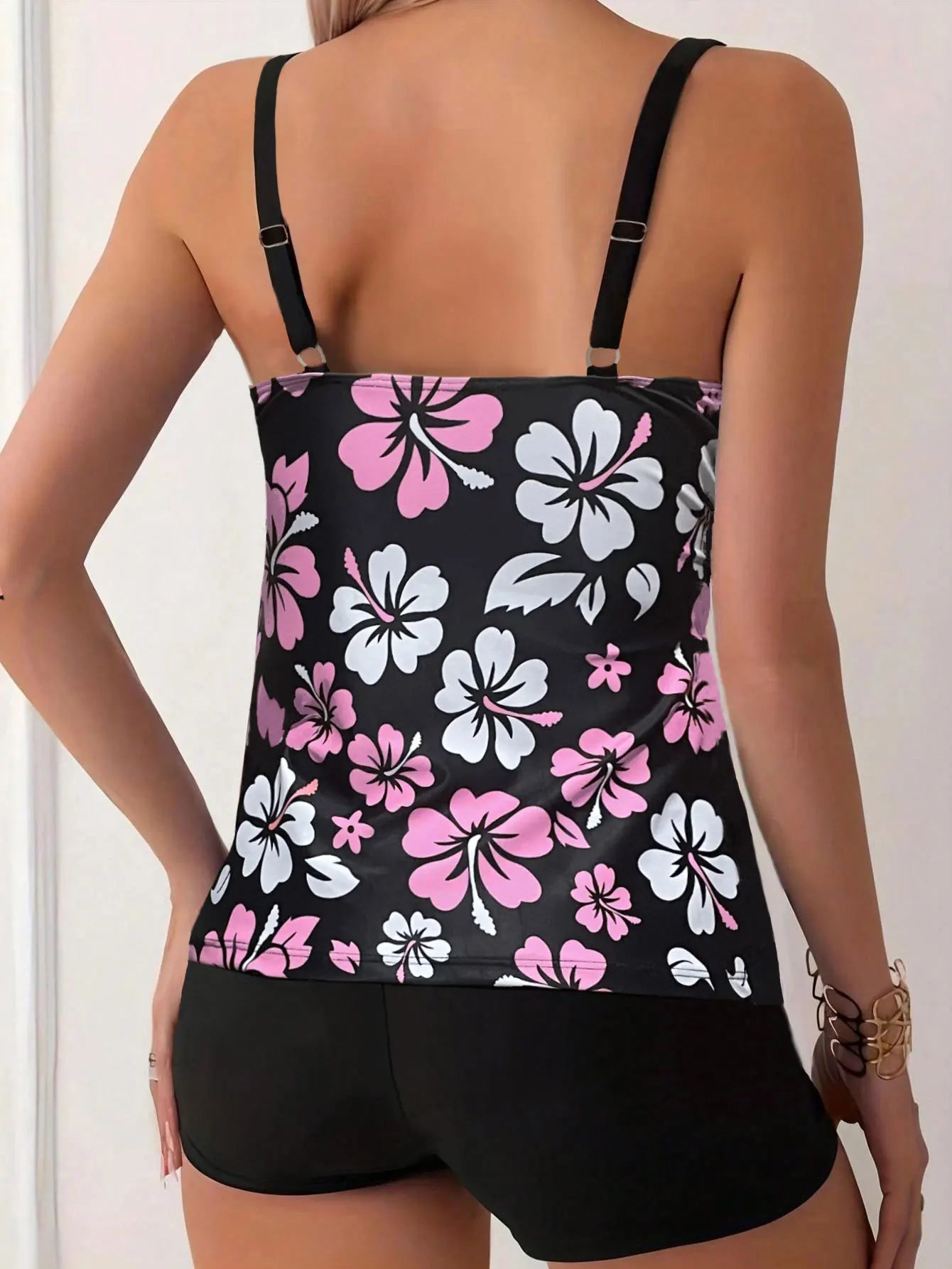 Maillot de bain deux pièces pour femme: culotte taille haute à imprimé floral, en polyester, idéal pour la natation et les sports nautiques. Design sobre.
