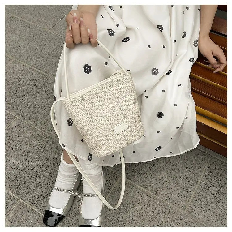 Sac bandoulière en cuir de luxe pour femme, style classique et élégant, signé Paris, style vintage.