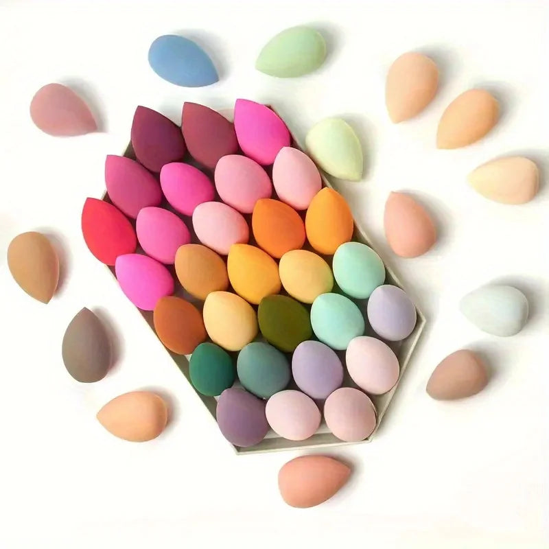 Ensemble de 7 ou 18 éponges à maquillage, adaptées à l'application de crèmes BB et de poudres liquides. Éponge à maquillage double usage (sec ou humide).