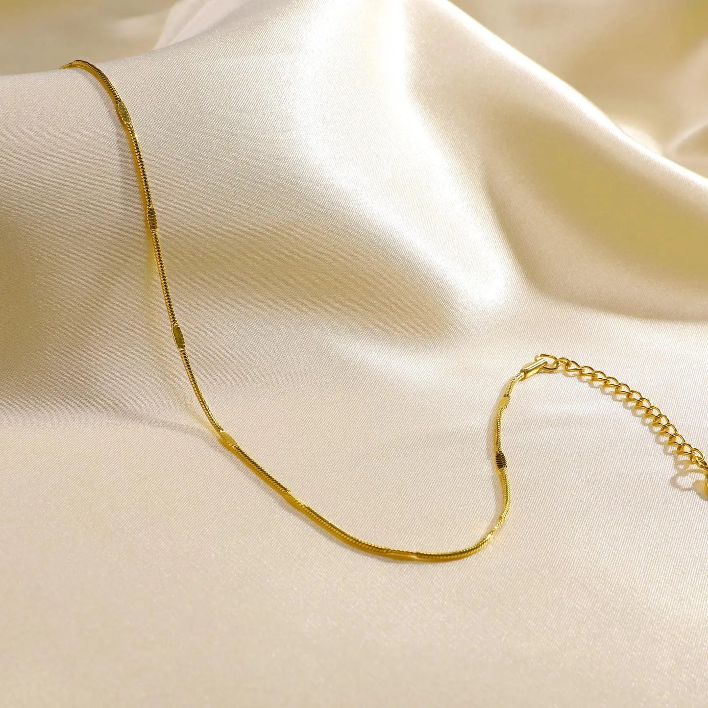 Bracelet de cheville délicat pour femme, style serpent aplati, en acier inoxydable doré, minimaliste, idéal pour la plage ou les vacances.