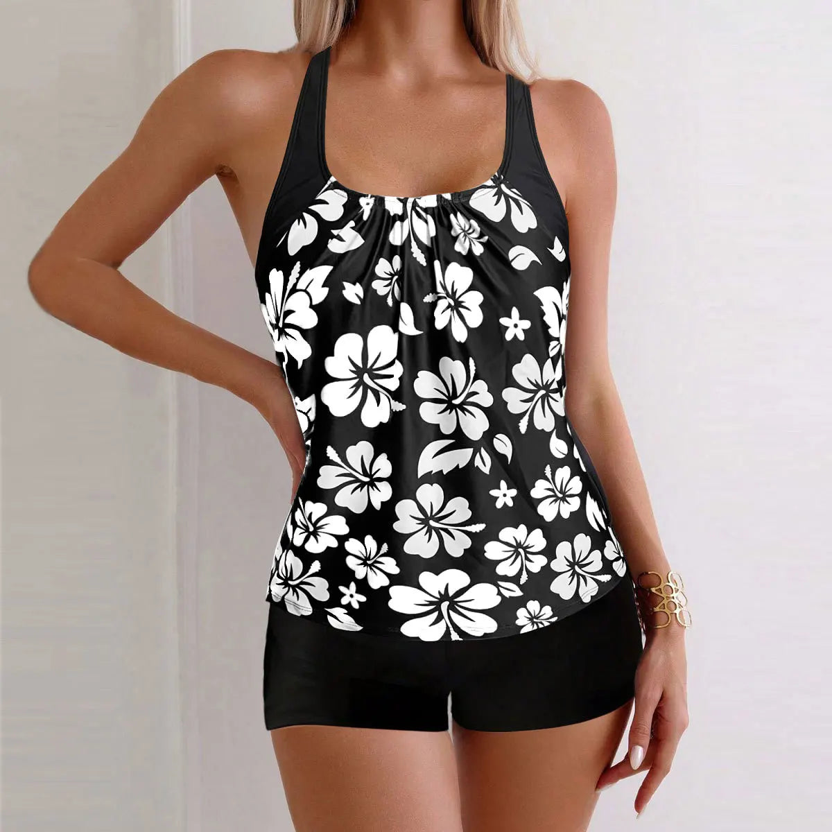 Maillot de bain deux pièces pour femme: culotte taille haute à imprimé floral, en polyester, idéal pour la natation et les sports nautiques. Design sobre.