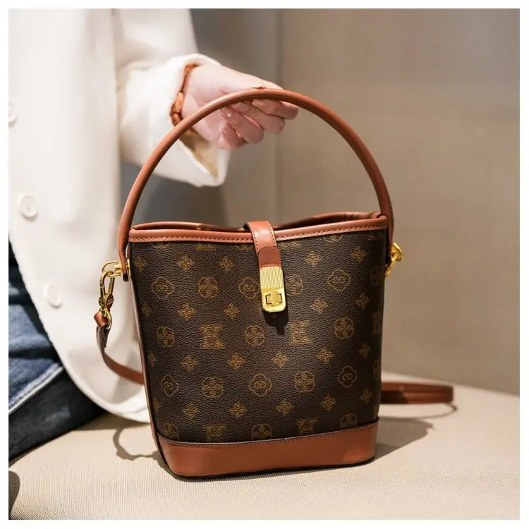 Sac bandoulière de luxe pour femme en cuir premium, inspiré du style parisien vintage chic. Élégant et spacieux, il est parfait au quotidien.