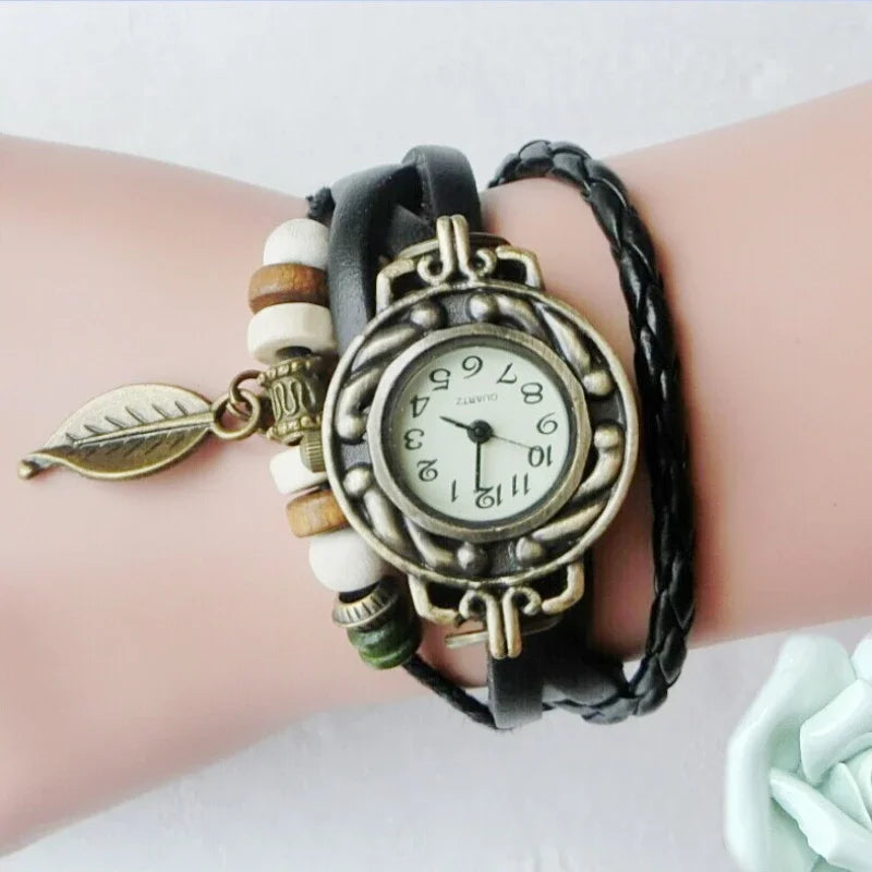 Montre élégante pour femme, style vintage, bracelet cuir, petit cadran, à quartz.
