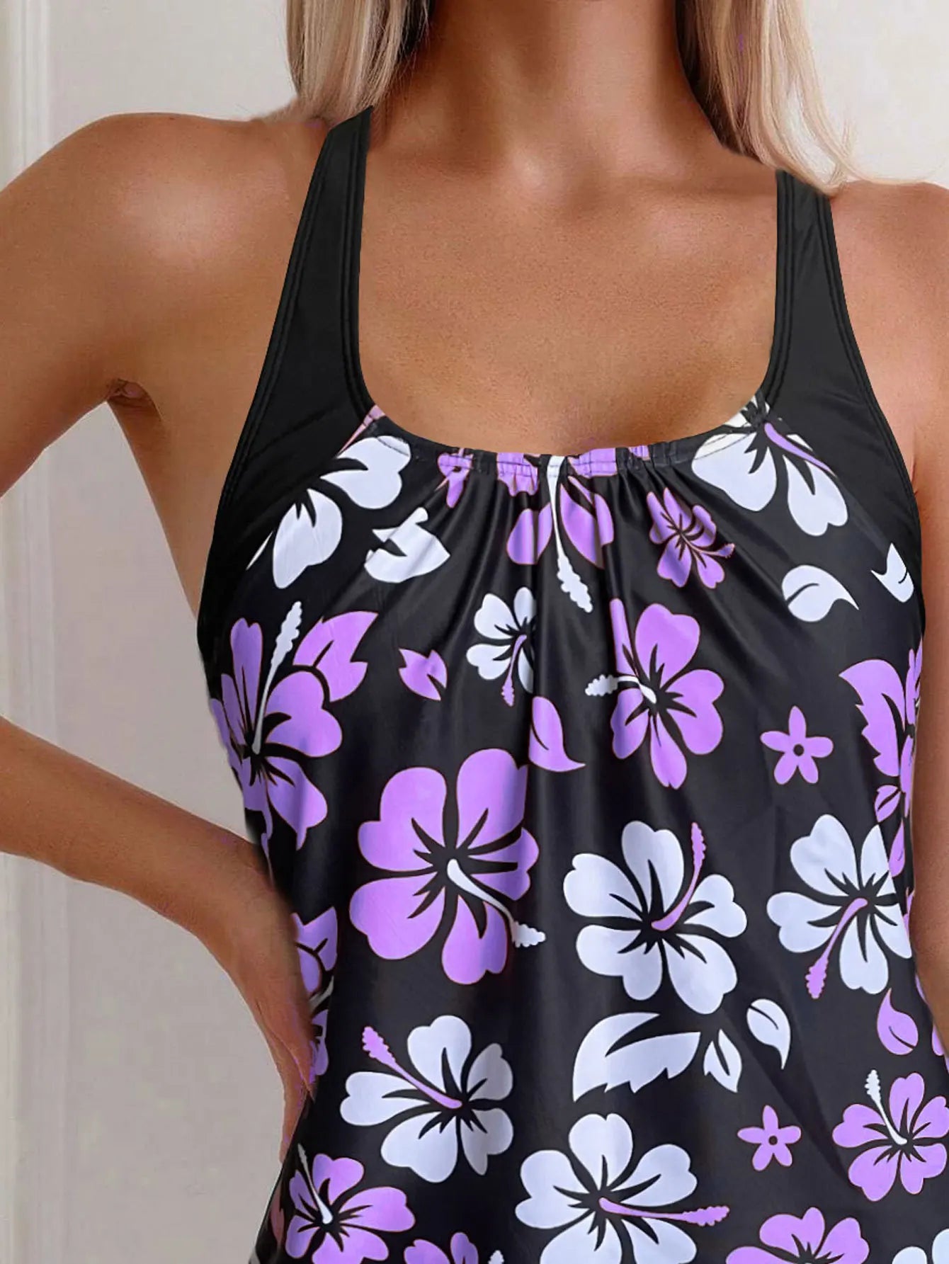 Maillot de bain deux pièces pour femme: culotte taille haute à imprimé floral, en polyester, idéal pour la natation et les sports nautiques. Design sobre.