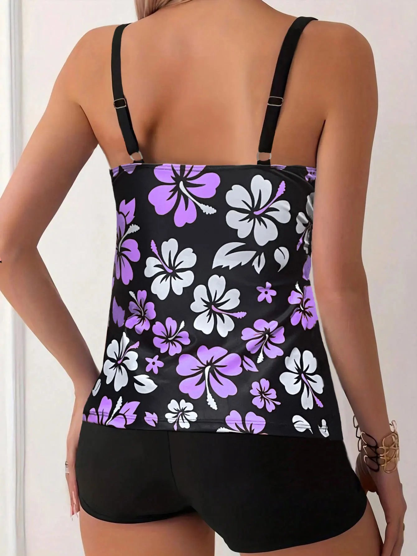 Maillot de bain deux pièces pour femme: culotte taille haute à imprimé floral, en polyester, idéal pour la natation et les sports nautiques. Design sobre.