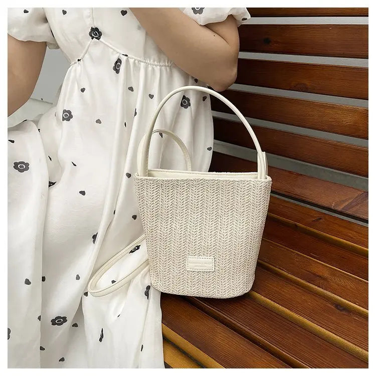 Sac bandoulière en cuir de luxe pour femme, style classique et élégant, signé Paris, style vintage.