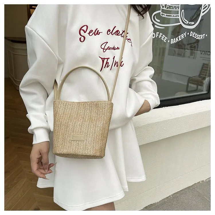 Sac bandoulière en cuir de luxe pour femme, style classique et élégant, signé Paris, style vintage.