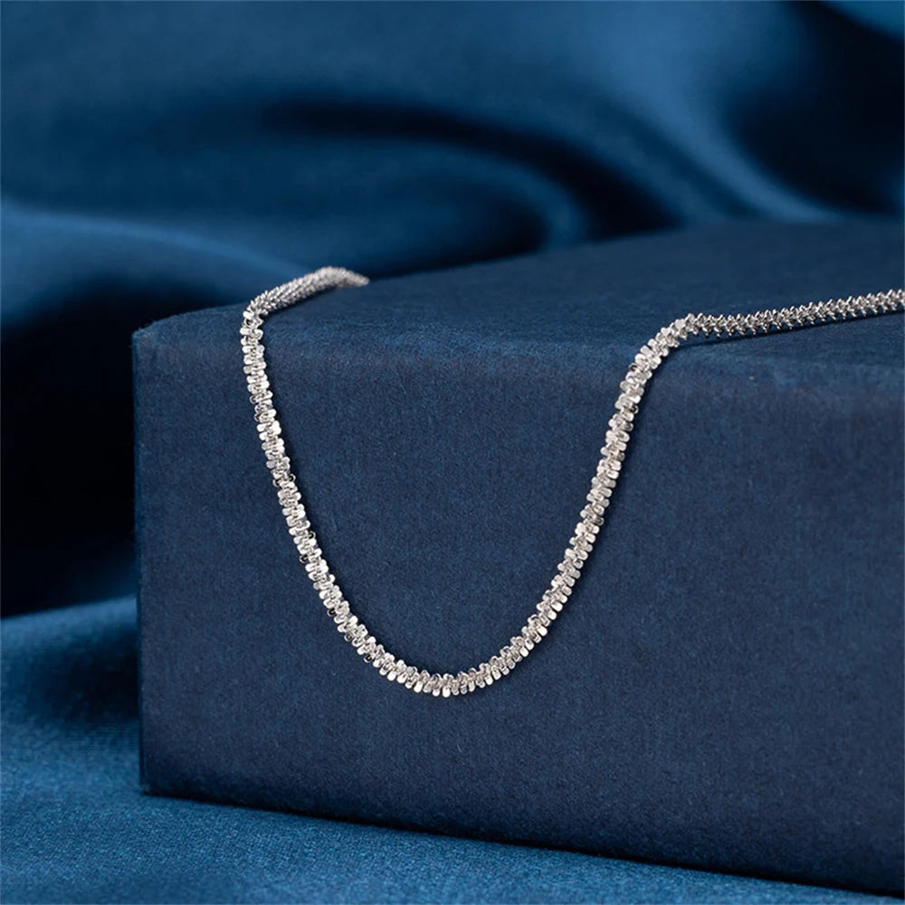 Lot de 2 bracelets de cheville argentés brillants et étincelants pour femme, bijoux simples et élégants en cuivre, bracelet de cheville de plage à porter au pied