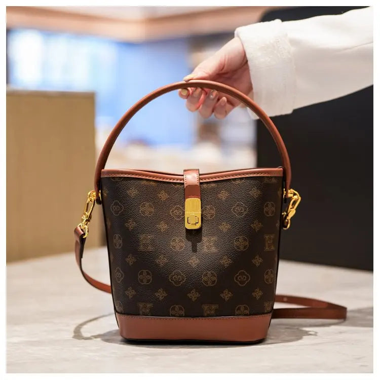Sac bandoulière de luxe pour femme en cuir premium, inspiré du style parisien vintage chic. Élégant et spacieux, il est parfait au quotidien.