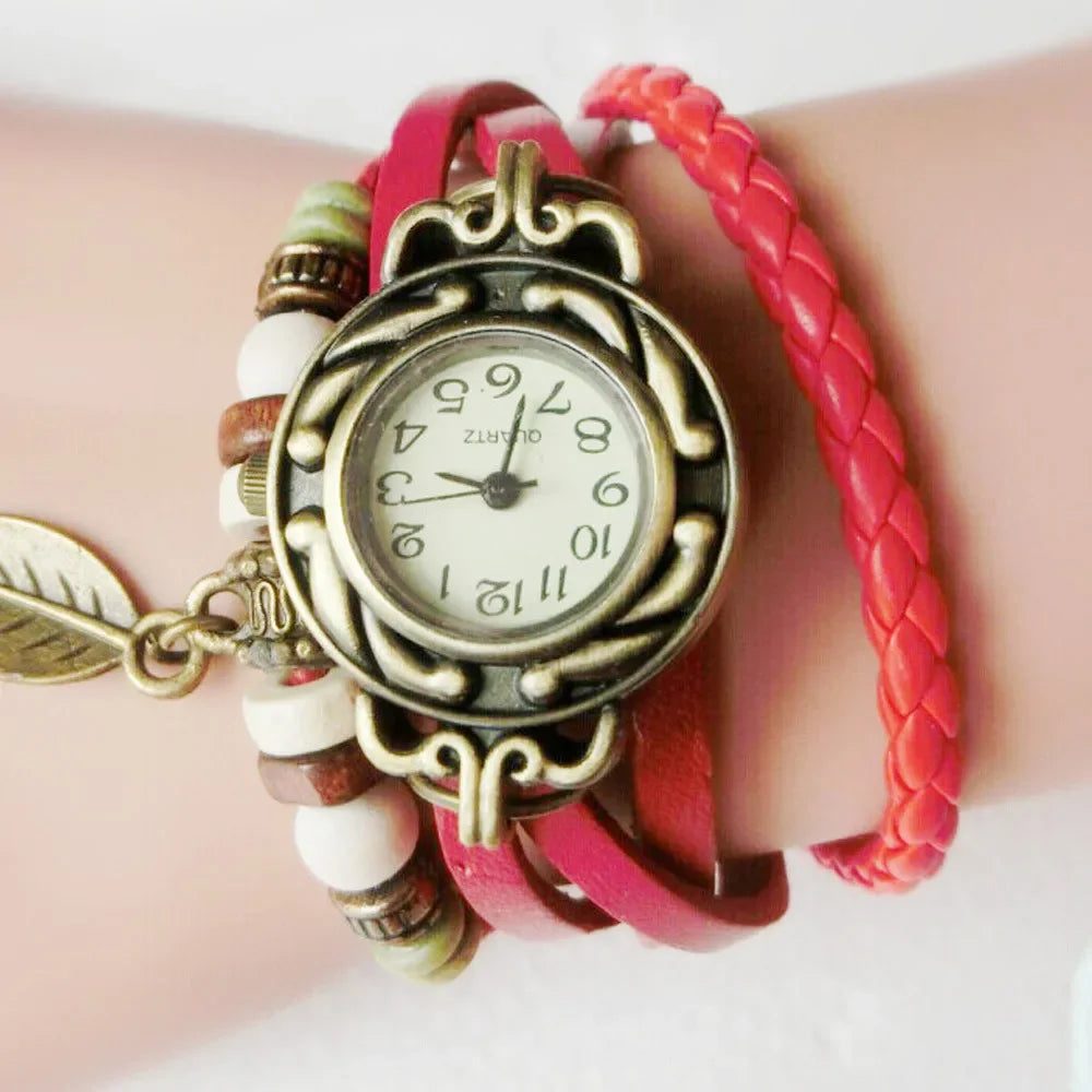 Montre élégante pour femme, style vintage, bracelet cuir, petit cadran, à quartz.