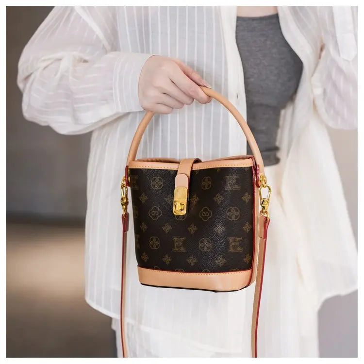 Sac bandoulière de luxe pour femme en cuir premium, inspiré du style parisien vintage chic. Élégant et spacieux, il est parfait au quotidien.