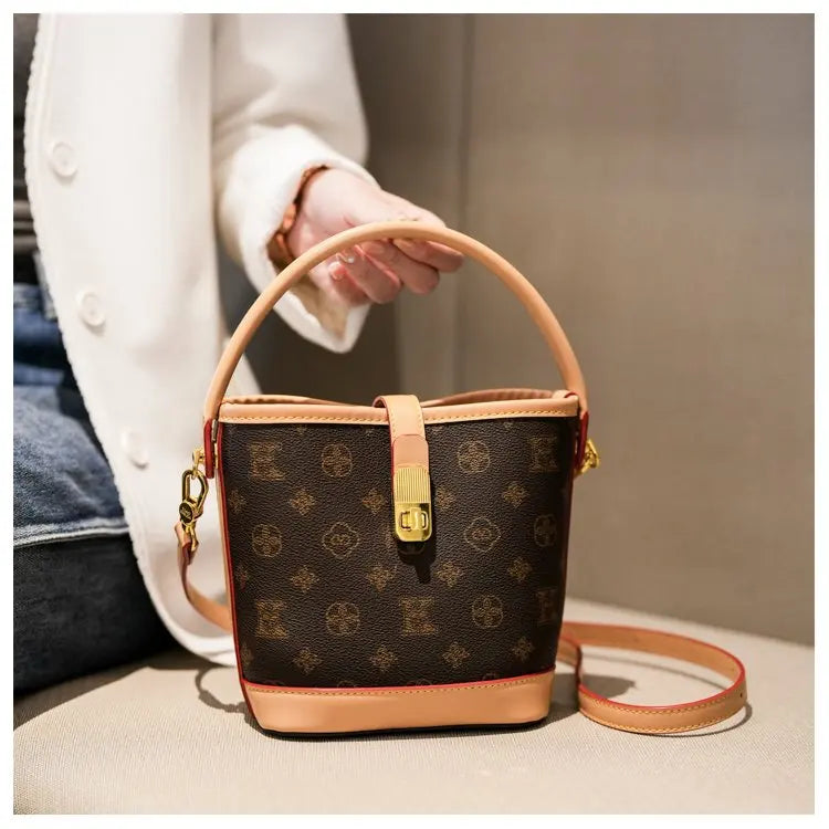 Sac bandoulière de luxe pour femme en cuir premium, inspiré du style parisien vintage chic. Élégant et spacieux, il est parfait au quotidien.