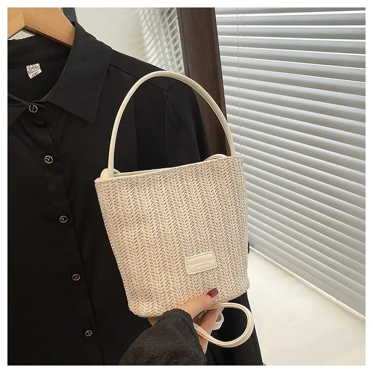 Sac bandoulière en cuir de luxe pour femme, style classique et élégant, signé Paris, style vintage.