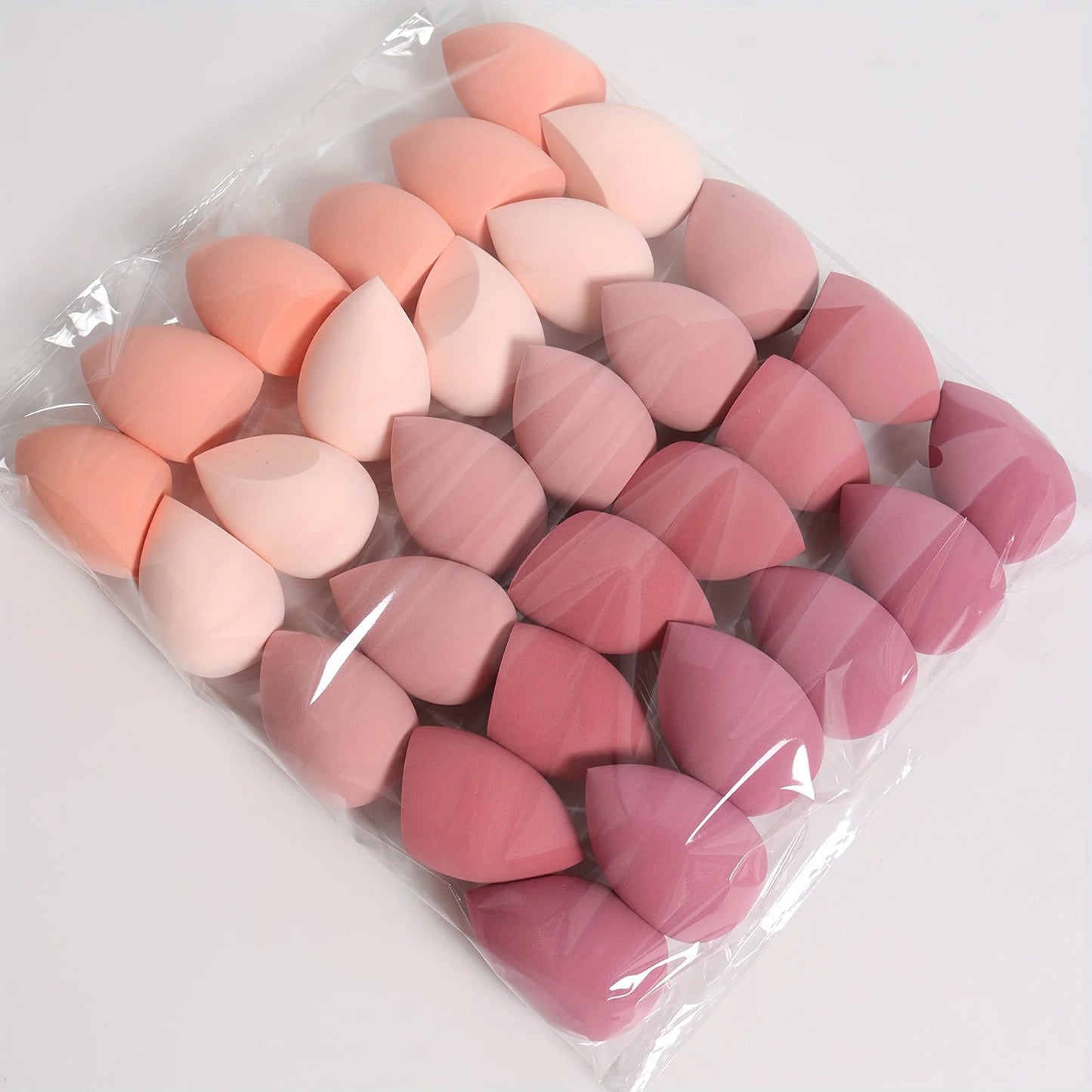 Ensemble de 7 ou 18 éponges à maquillage, adaptées à l'application de crèmes BB et de poudres liquides. Éponge à maquillage double usage (sec ou humide).