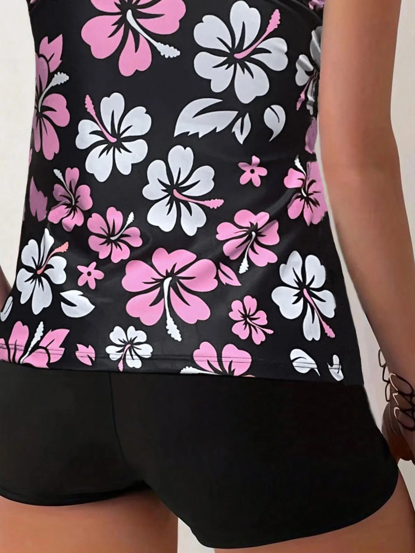 Maillot de bain deux pièces pour femme: culotte taille haute à imprimé floral, en polyester, idéal pour la natation et les sports nautiques. Design sobre.
