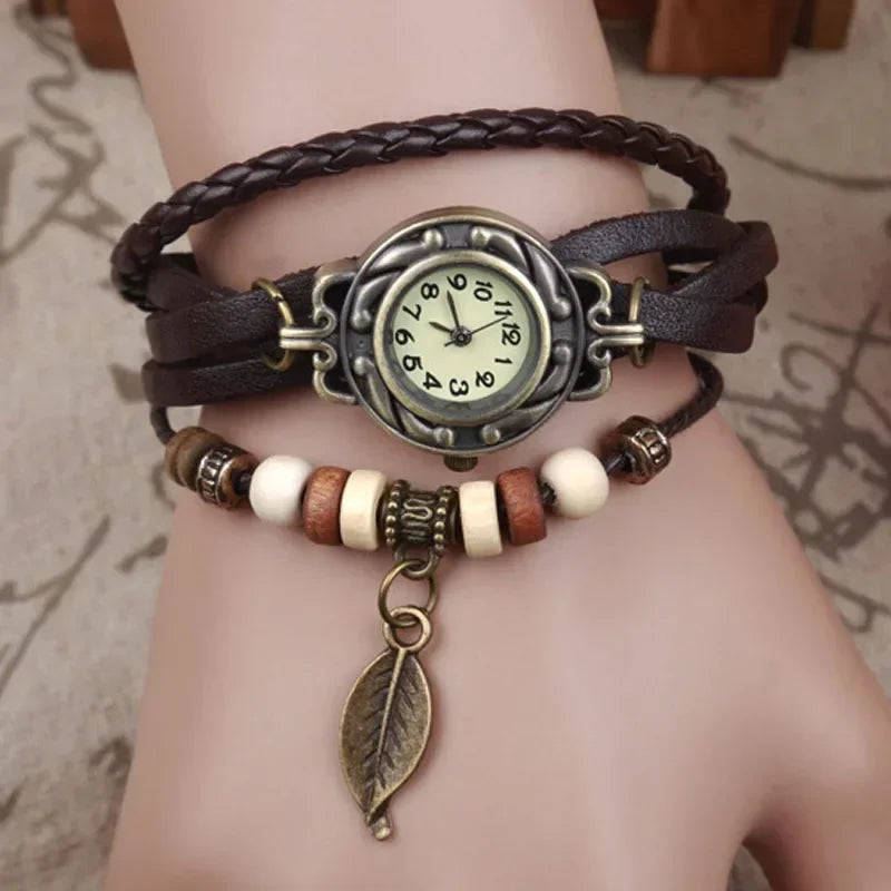 Montre élégante pour femme, style vintage, bracelet cuir, petit cadran, à quartz.
