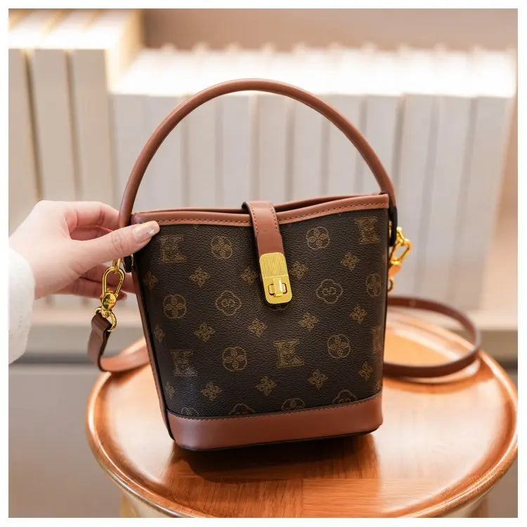 Sac bandoulière de luxe pour femme en cuir premium, inspiré du style parisien vintage chic. Élégant et spacieux, il est parfait au quotidien.