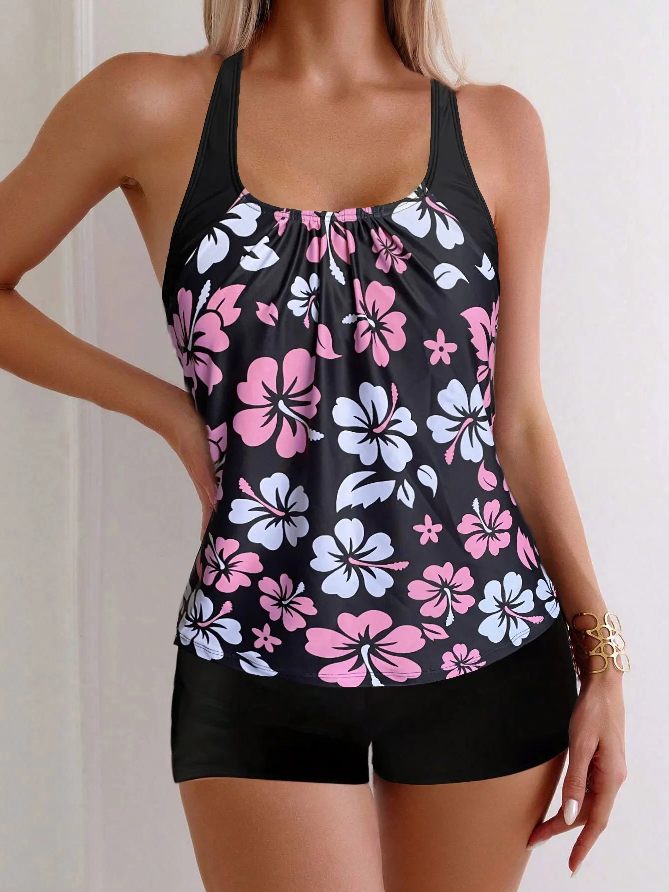 Maillot de bain deux pièces pour femme: culotte taille haute à imprimé floral, en polyester, idéal pour la natation et les sports nautiques. Design sobre.