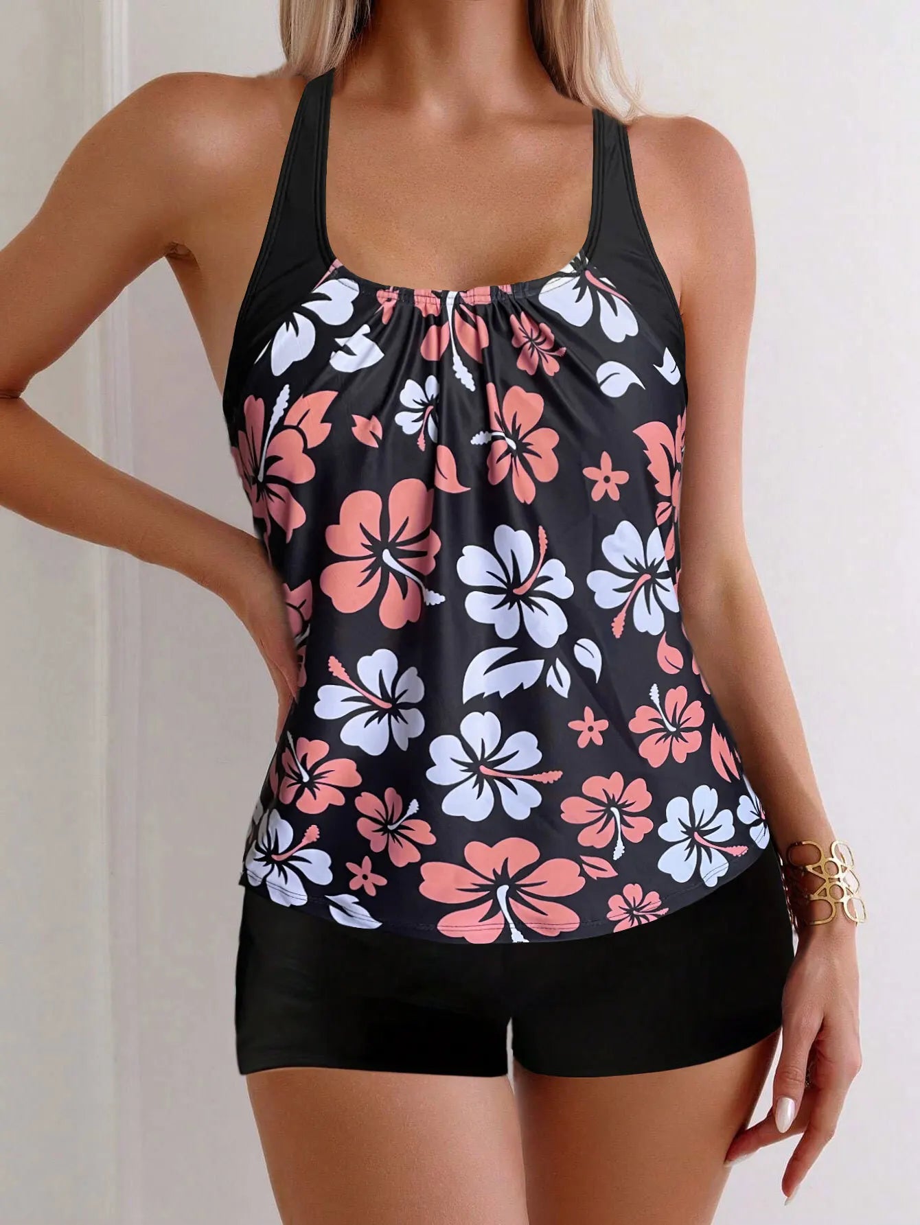 Maillot de bain deux pièces pour femme: culotte taille haute à imprimé floral, en polyester, idéal pour la natation et les sports nautiques. Design sobre.
