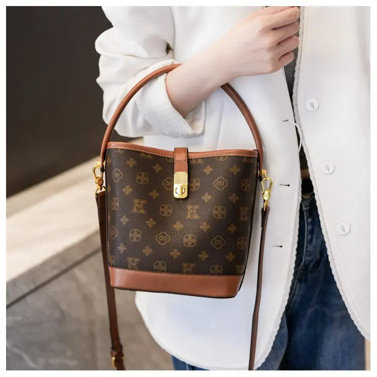 Sac bandoulière de luxe pour femme en cuir premium, inspiré du style parisien vintage chic. Élégant et spacieux, il est parfait au quotidien.