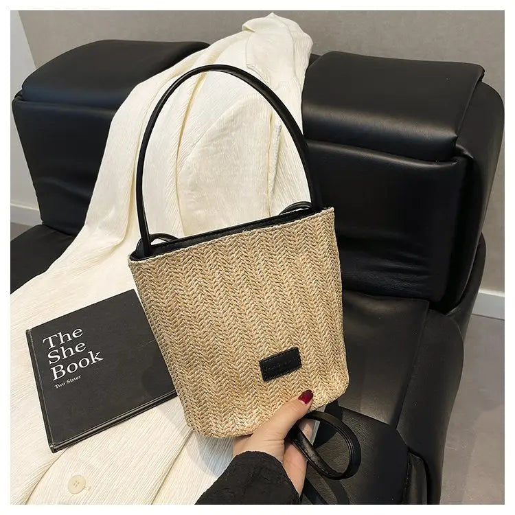 Sac bandoulière en cuir de luxe pour femme, style classique et élégant, signé Paris, style vintage.