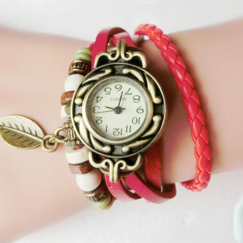 Montre élégante pour femme, style vintage, bracelet cuir, petit cadran, à quartz.