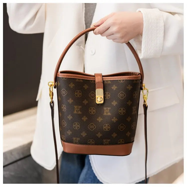 Sac bandoulière de luxe pour femme en cuir premium, inspiré du style parisien vintage chic. Élégant et spacieux, il est parfait au quotidien.