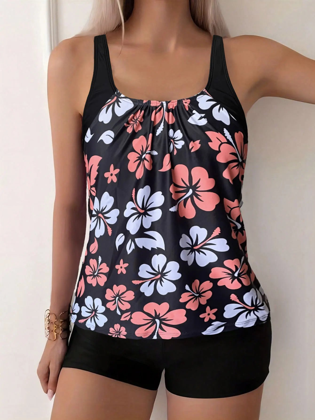 Maillot de bain deux pièces pour femme: culotte taille haute à imprimé floral, en polyester, idéal pour la natation et les sports nautiques. Design sobre.