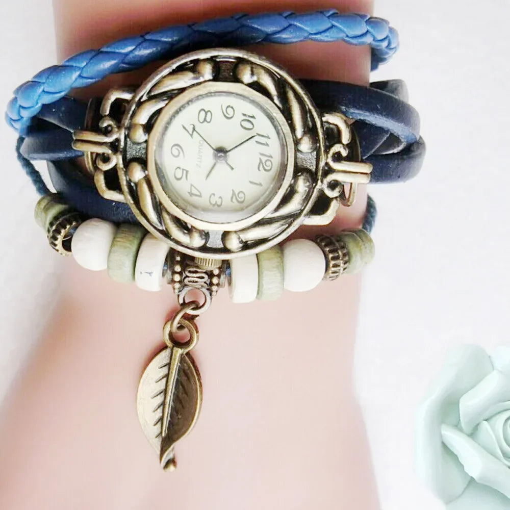 Montre élégante pour femme, style vintage, bracelet cuir, petit cadran, à quartz.