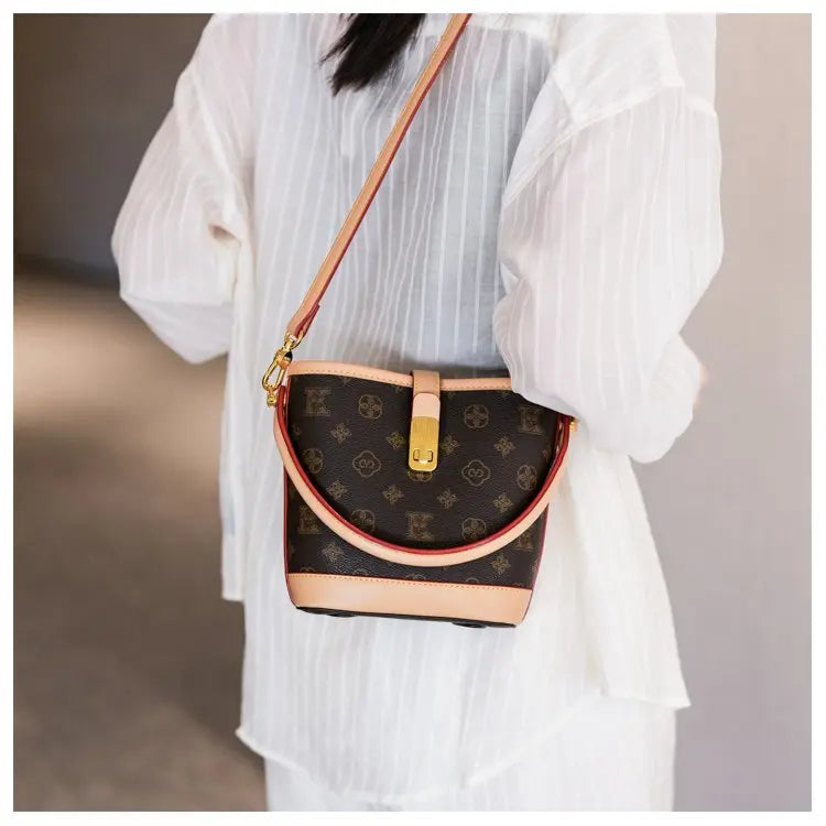 Sac bandoulière de luxe pour femme en cuir premium, inspiré du style parisien vintage chic. Élégant et spacieux, il est parfait au quotidien.