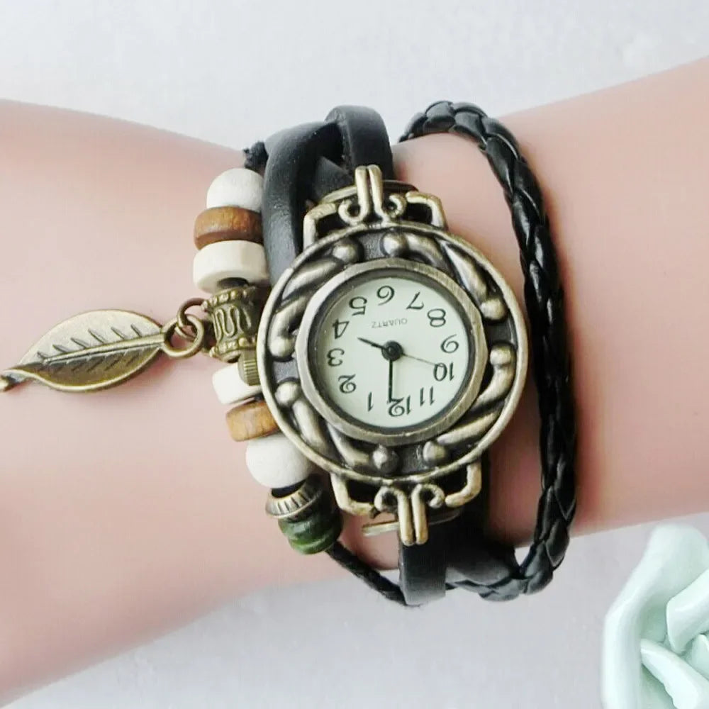 Montre élégante pour femme, style vintage, bracelet cuir, petit cadran, à quartz.