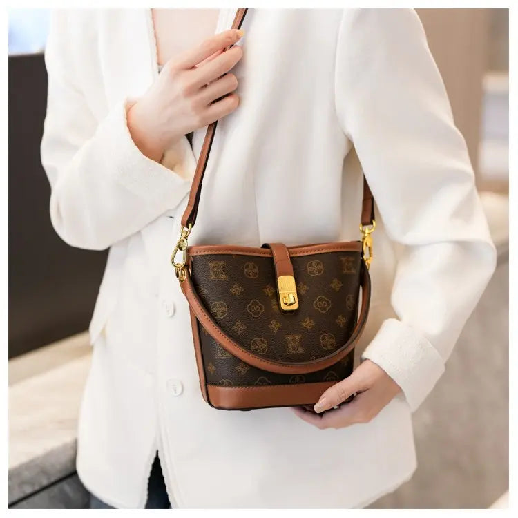 Sac bandoulière de luxe pour femme en cuir premium, inspiré du style parisien vintage chic. Élégant et spacieux, il est parfait au quotidien.