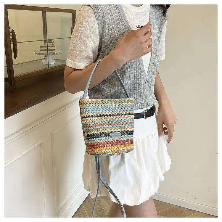Sac bandoulière en cuir de luxe pour femme, style classique et élégant, signé Paris, style vintage.