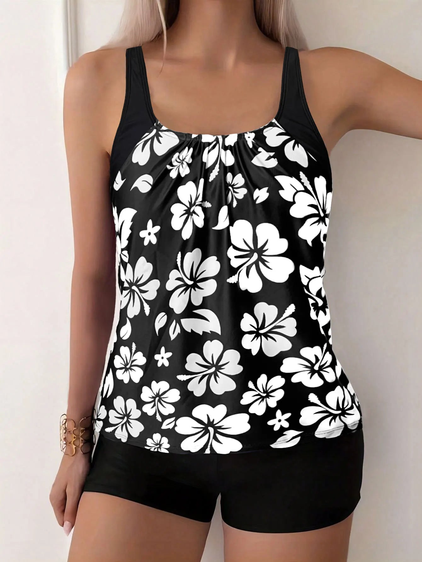Maillot de bain deux pièces pour femme: culotte taille haute à imprimé floral, en polyester, idéal pour la natation et les sports nautiques. Design sobre.