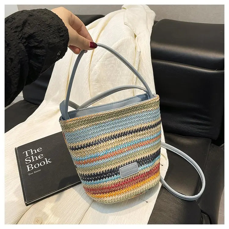Sac bandoulière en cuir de luxe pour femme, style classique et élégant, signé Paris, style vintage.