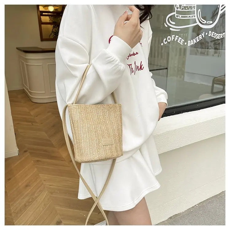 Sac bandoulière en cuir de luxe pour femme, style classique et élégant, signé Paris, style vintage.