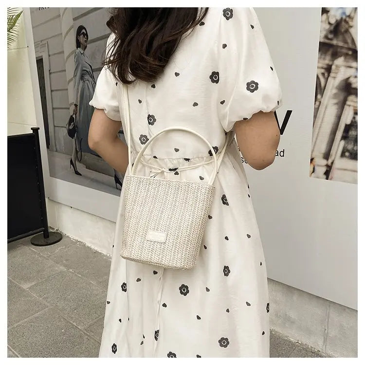 Sac bandoulière en cuir de luxe pour femme, style classique et élégant, signé Paris, style vintage.