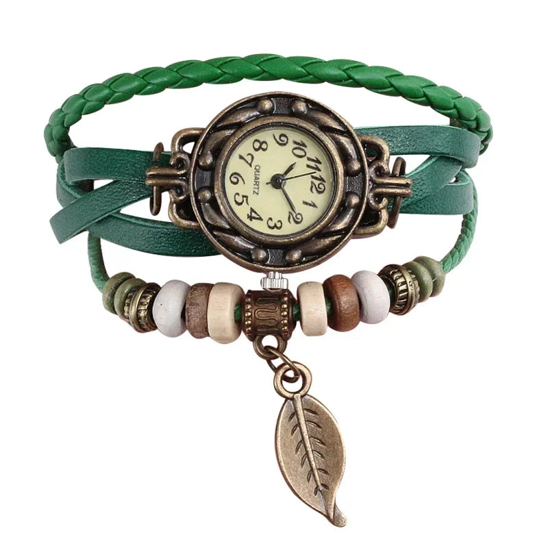 Montre élégante pour femme, style vintage, bracelet cuir, petit cadran, à quartz.