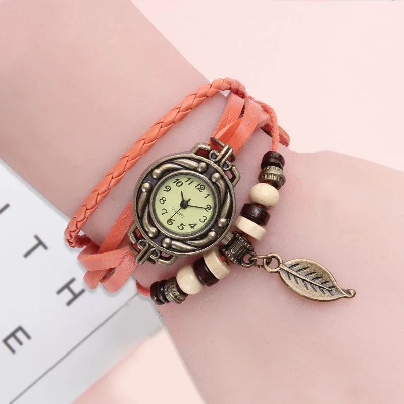 Montre élégante pour femme, style vintage, bracelet cuir, petit cadran, à quartz.