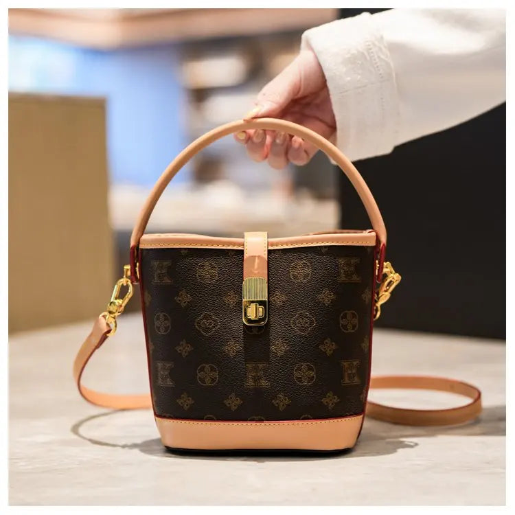 Sac bandoulière de luxe pour femme en cuir premium, inspiré du style parisien vintage chic. Élégant et spacieux, il est parfait au quotidien.