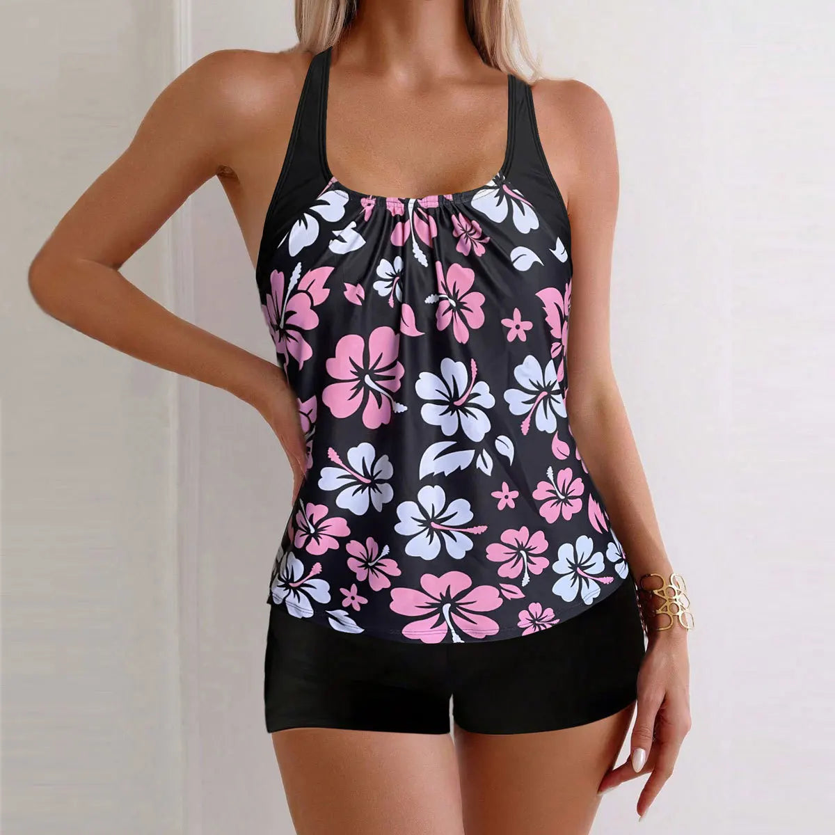 Maillot de bain deux pièces pour femme: culotte taille haute à imprimé floral, en polyester, idéal pour la natation et les sports nautiques. Design sobre.
