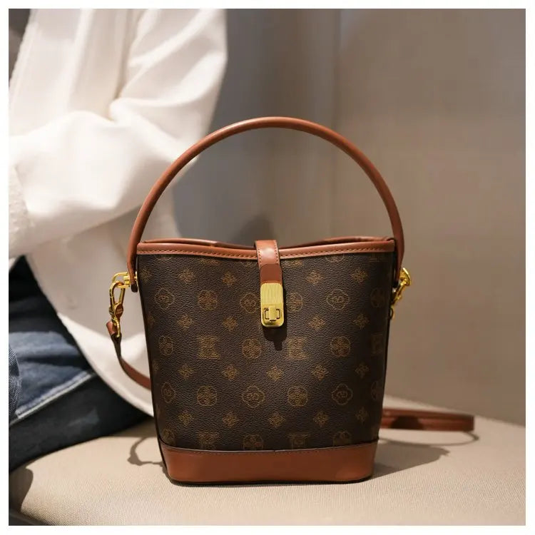 Sac bandoulière de luxe pour femme en cuir premium, inspiré du style parisien vintage chic. Élégant et spacieux, il est parfait au quotidien.