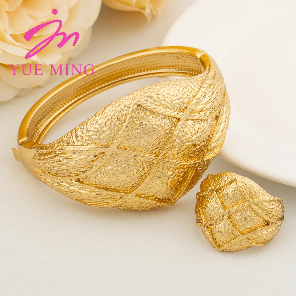 Ensemble bracelet et bague de luxe pour femme, couleur or, style Dubaï. Accessoires de bijoux.