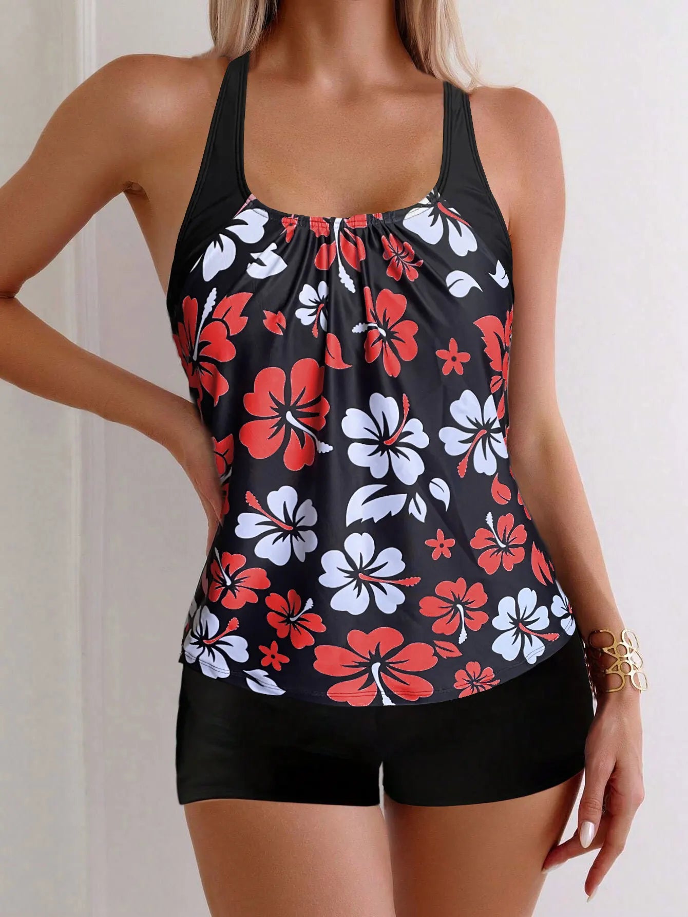 Maillot de bain deux pièces pour femme: culotte taille haute à imprimé floral, en polyester, idéal pour la natation et les sports nautiques. Design sobre.