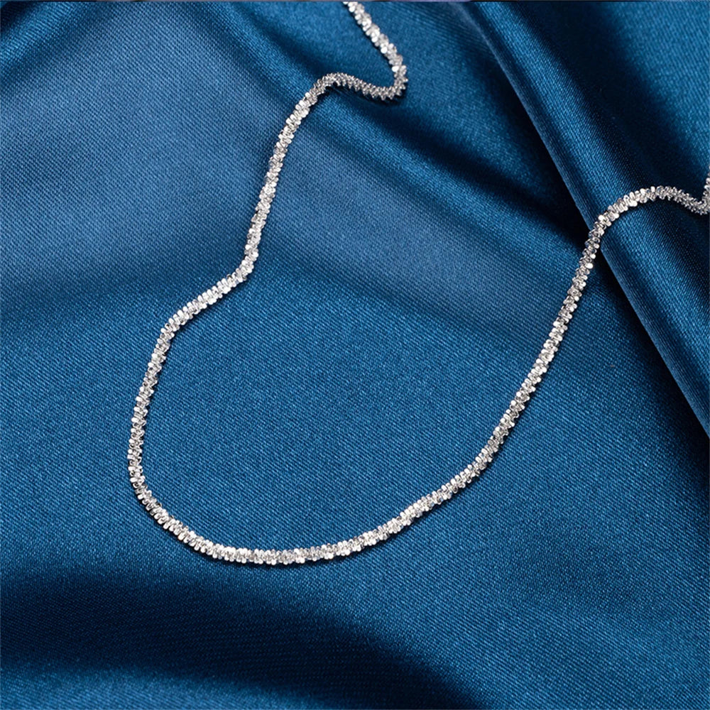 Lot de 2 bracelets de cheville argentés brillants et étincelants pour femme, bijoux simples et élégants en cuivre, bracelet de cheville de plage à porter au pied