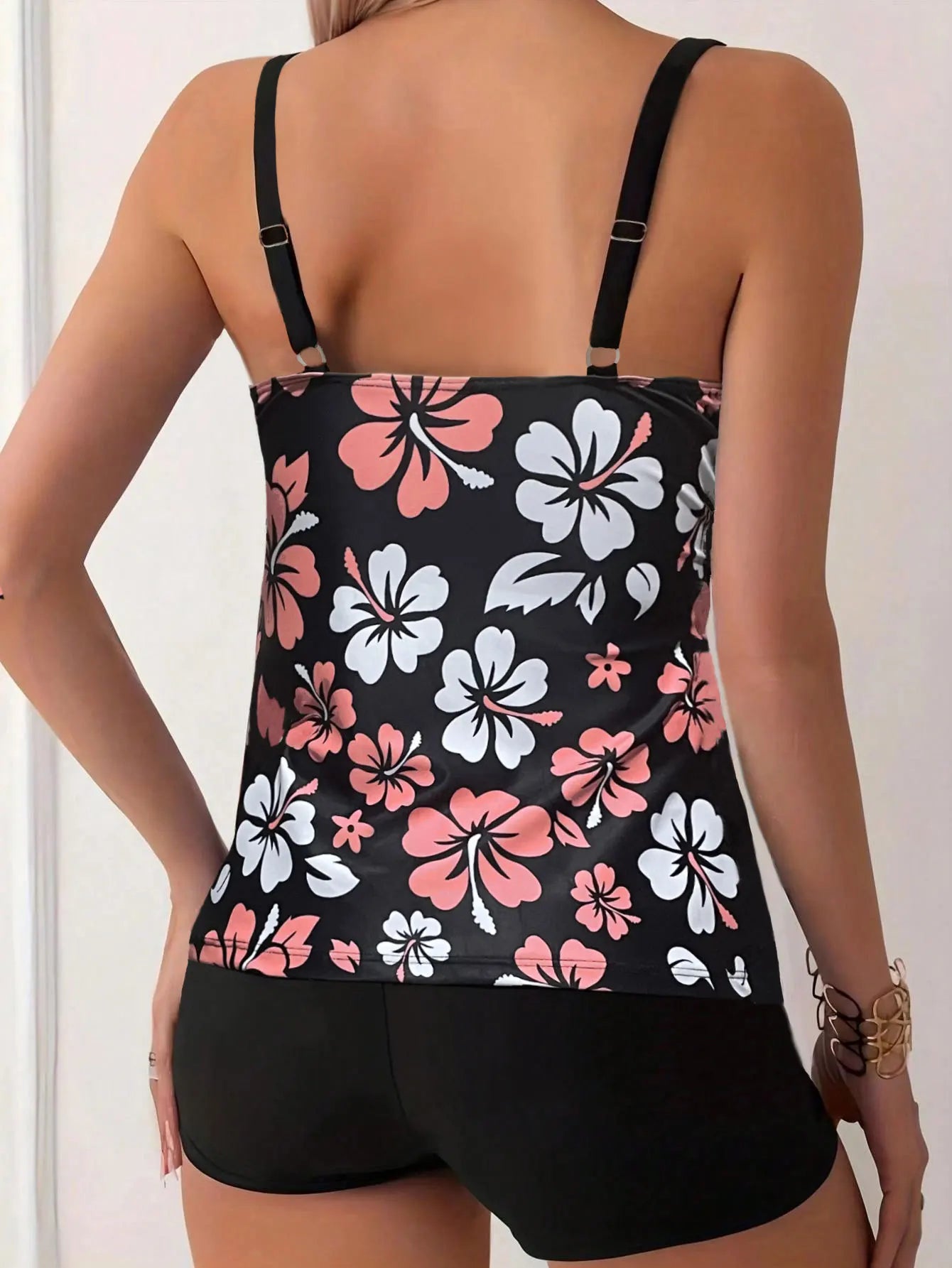 Maillot de bain deux pièces pour femme: culotte taille haute à imprimé floral, en polyester, idéal pour la natation et les sports nautiques. Design sobre.