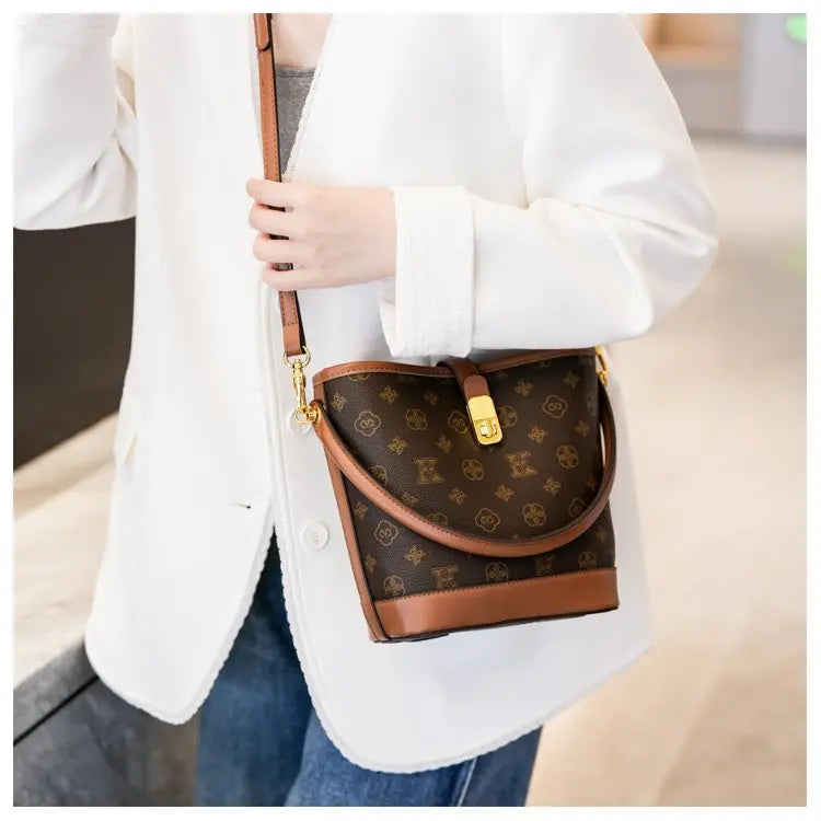 Sac bandoulière de luxe pour femme en cuir premium, inspiré du style parisien vintage chic. Élégant et spacieux, il est parfait au quotidien.